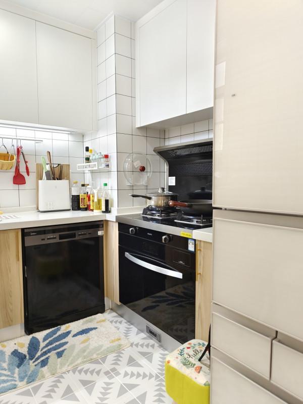 65㎡奶油色和原木色搭配，打造自然舒適的家