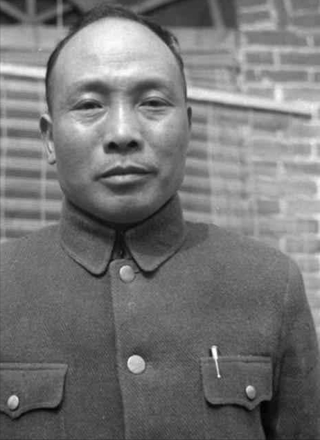 張靈甫身亡，蔣介石將湯恩伯打得滿臉血，還在他死後說：死了也好