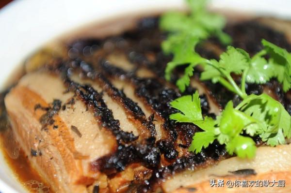 大廚,你的肘子糊了!不,這是傳統魯菜焦皮肘子,很多人都沒見過 大廚,你的肘子糊了!不,這是傳統魯菜焦皮肘子,很多人都沒見過