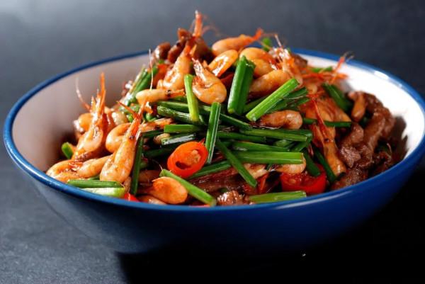 老了不想骨質疏鬆？兩種食物現在趁早吃，鈣量充足，骨骼會更健康