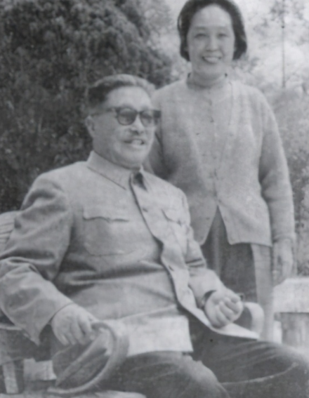 46年賀龍戰友關嚮應去世，賀龍為滿足其願望，給兒子取名“鵬飛”