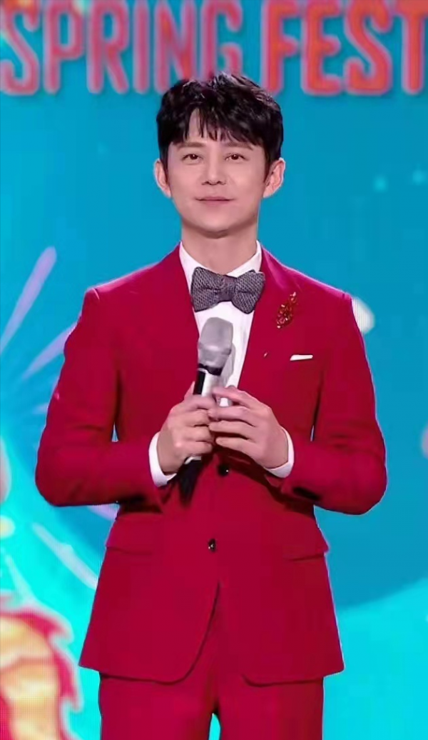 湖南春晚：何炅滿臉疲憊屢失誤，50歲孫悅勁歌熱舞，劉謙反成亮點