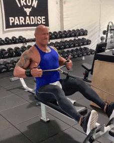 49歲的“巨石”強森帶娃，展現完美背部