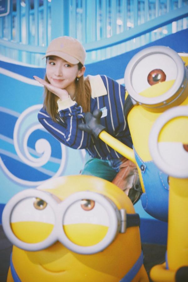 孟美岐打卡環球影城，雖然穿的都是基礎款，但配色真是時髦又高階