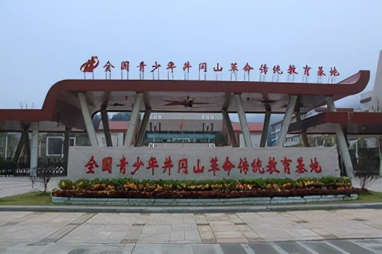 1965年毛主席重上井岡山，老人求見卻被警衛阻攔，主席：一定要見