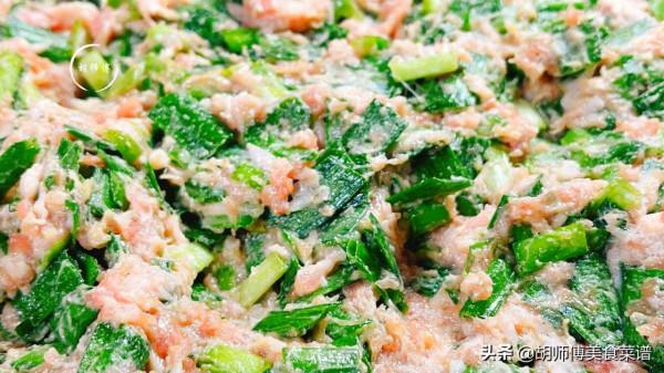 拌韭菜餃子時，要學會用減法，牢記&OpenCurlyDoubleQuote;1放2不放&rdquo;，餃子翠綠不燒心