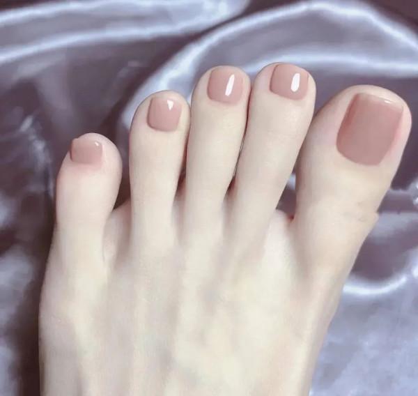 溫柔清秀色系指美甲,使指甲根部塗的邊緣看起來圓滑乾淨整齊 溫柔清秀色系指美甲,使指甲根部塗的邊緣看起來圓滑乾淨整齊