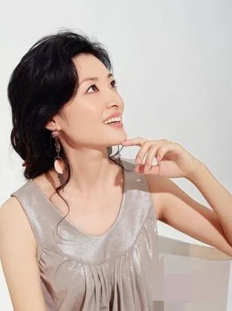 央視主持人周濤驚豔了時光寫真集 央視主持人周濤驚豔了時光寫真集