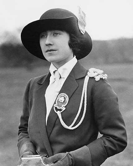 女王母親的心酸往事：想嫁哥哥卻嫁了弟弟，被口吃的國王丈夫家暴