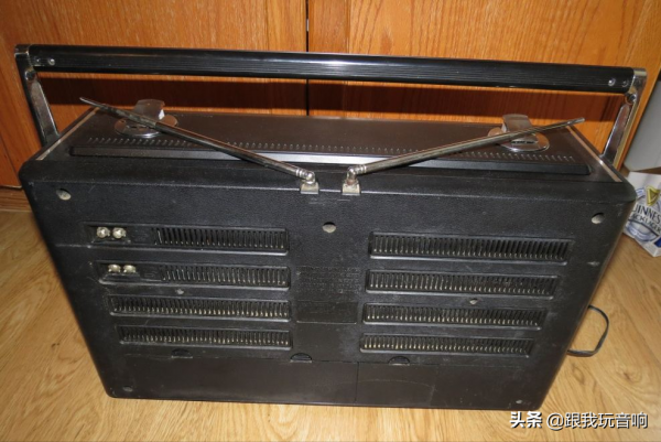 80年代 日本松下推出了一款漂亮的RS-4360行動式收錄機