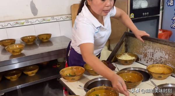 湖南縣城的早酒店,30元一鍋外地人吃不下,早上5點街邊就坐滿人 湖南縣城的早酒店,30元一鍋外地人吃不下,早上5點街邊就坐滿人