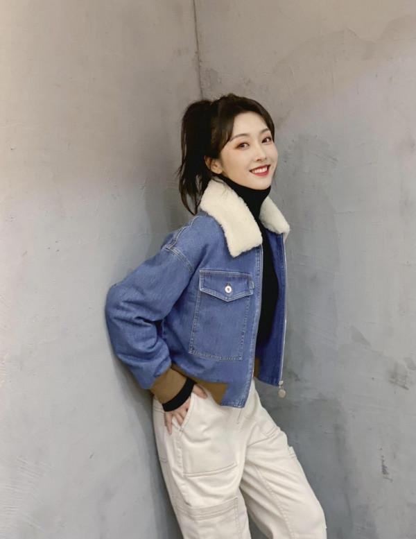 馬麗穿牛仔外套配破洞牛仔褲，盡顯隨性美，簡直就是時髦精本精了
