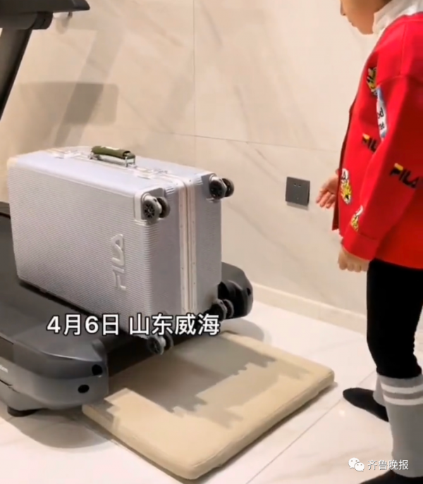 山東萌娃在家“意念旅遊”，用跑步機、洗衣機模擬機場出行...氛圍感拿捏了