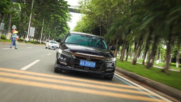 隨便開油耗5.8L，凱美瑞打不過它，年輕人的最愛