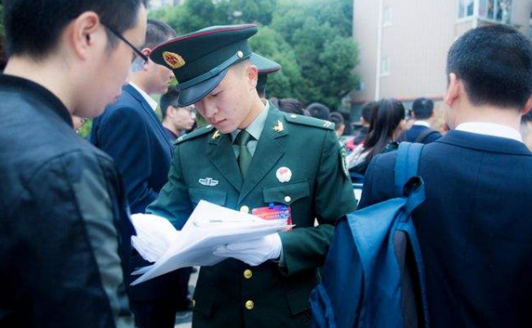 軍隊文職月薪近萬待遇好,卻無人問津,究竟是何原因? 軍隊文職月薪近萬待遇好,卻無人問津,究竟是何原因?