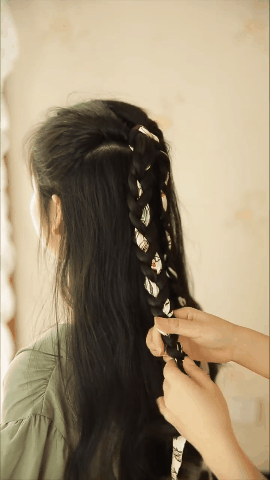 別再披頭散髮了!這幾款顯高吸睛的髮型,氣質又撩人 別再披頭散髮了!這幾款顯高吸睛的髮型,氣質又撩人