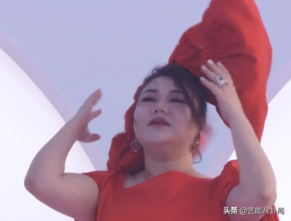 GQ年度最美紅毯：熱巴雀斑妝出戰，baby仙女棒接招，金晨紅氣逼人