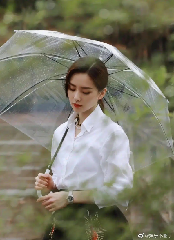 女明星撐傘照片,劉詩詩、趙麗穎、迪麗熱巴等等,你最中意誰 女明星撐傘照片,劉詩詩、趙麗穎、迪麗熱巴等等,你最中意誰