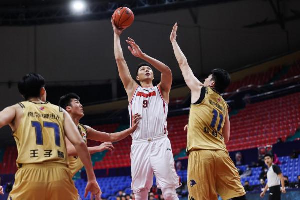 體壇聯播｜易建聯554天后再砍30分，C羅進球無效曼聯告負