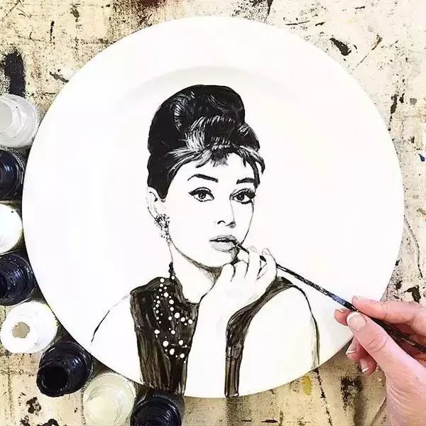 從服務員到藝術家，她只做了一件事