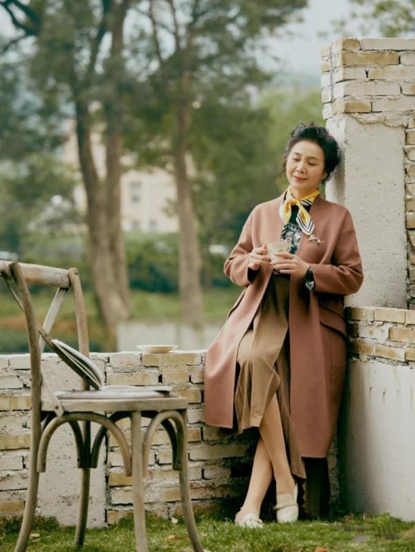 “慢下來”的時尚更高階！60+媽媽優雅不輸三木，風格卻大不相同