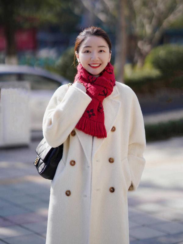 秋冬買大衣，儘量減少黑白灰，這幾種顏色更高階，襯托膚色顯白