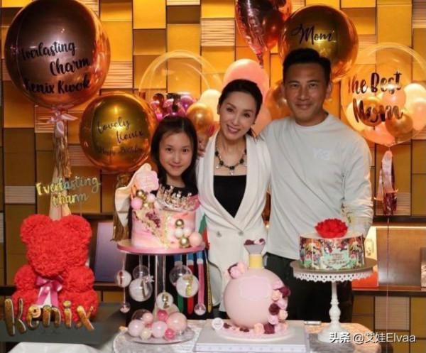 郭可盈豪宅裡慶生，穿白西裝親吻母親真放得開，熊黛林雙胞胎搶鏡