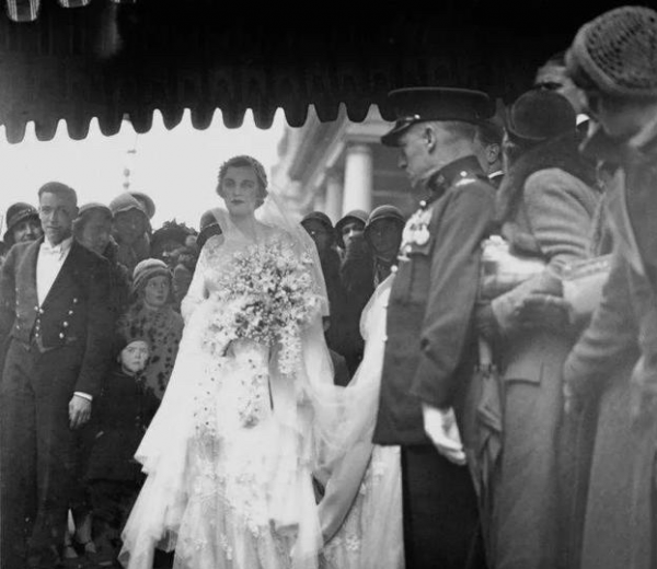 英國醜聞女王，穿搭時尚無比，除了貴賓犬隻有珍珠項鍊陪她到最後