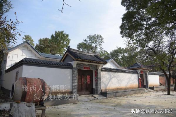 河南山區農民咋回事，老家花幾十萬蓋房卻不住，地裡種紅薯也不吃