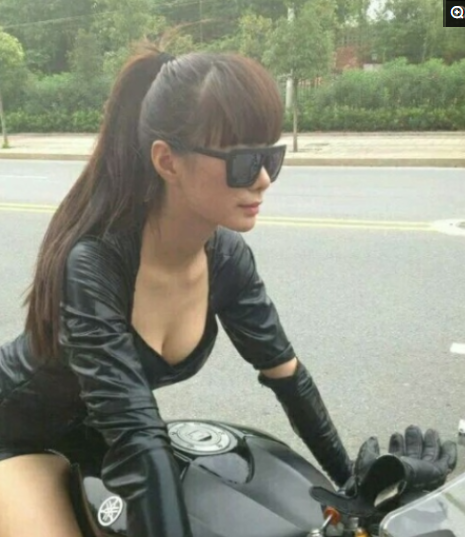 沈夢辰駕駛重機車,霸氣側漏 沈夢辰駕駛重機車,霸氣側漏