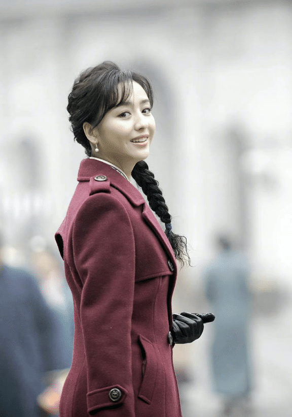 “抗日神劇”新作，佟麗婭諜戰劇背2.7萬名牌包，編劇：很正常