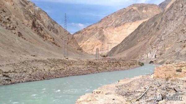 新疆自駕遊,在塔什庫爾乾的古道上,發現一大片不知名的“綠水” 新疆自駕遊,在塔什庫爾乾的古道上,發現一大片不知名的“綠水”