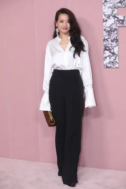 舒淇越保守越高階,穿白襯衫配西裝褲高階大氣,滿滿的國際範 舒淇越保守越高階,穿白襯衫配西裝褲高階大氣,滿滿的國際範