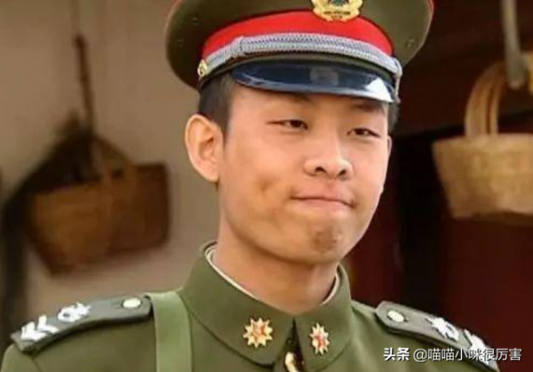 太瘦土氣大方臉，年輕時很一般，老了卻變帥的8位男星，不服不行