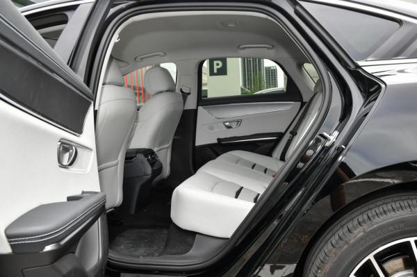 比亞迪e9商務版車型，售22.98萬元，純電續航里程506km，造型大氣