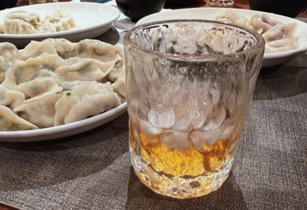 明星春晚表演結束：王嘉爾回家陪父母，李榮浩井柏然合體吃餃子