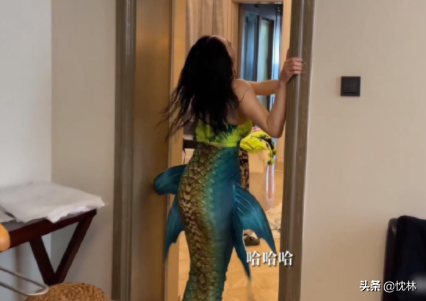 鍾麗緹時隔28年再演美人魚，穿吊帶泳池裡美成童話世界，太漂亮了