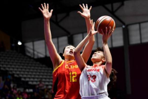 2米女巨人嫁1.8米丈夫，上門作客撞門框，未來婆婆：拆了，換大的