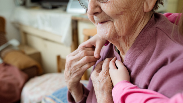 70歲阿姨哭訴：“家有長壽老人，子女遭罪”，道出了真實現狀