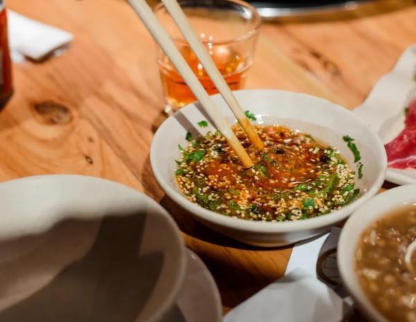 吃火鍋不會調蘸料?教你4種萬能調料搭配,隨便蘸啥都好吃 吃火鍋不會調蘸料?教你4種萬能調料搭配,隨便蘸啥都好吃