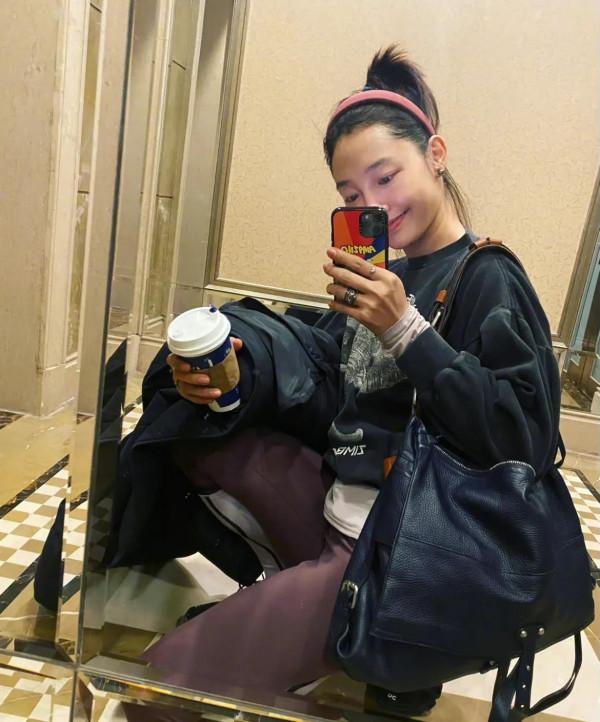 白百何變穿搭博主？