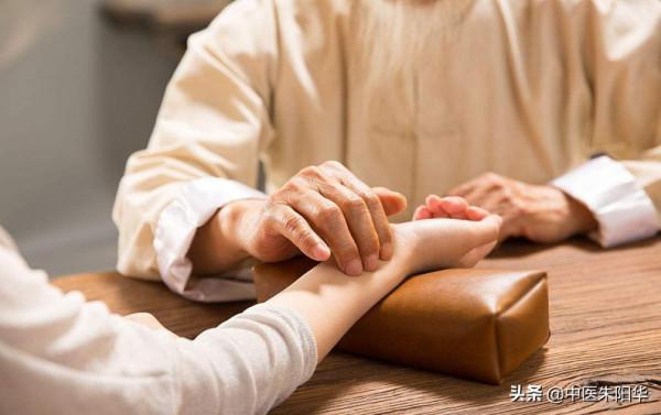 舌頭有裂紋，我把這張方子講一講：伏火散，舌不裂，唇不燥