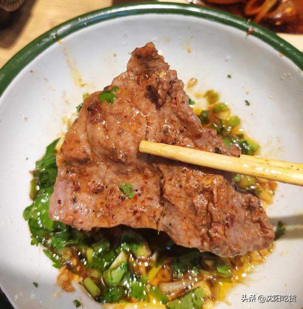 在一個特別不起眼的小衚衕裡,有一家有點像大排檔的6毛涮串 在一個特別不起眼的小衚衕裡,有一家有點像大排檔的6毛涮串