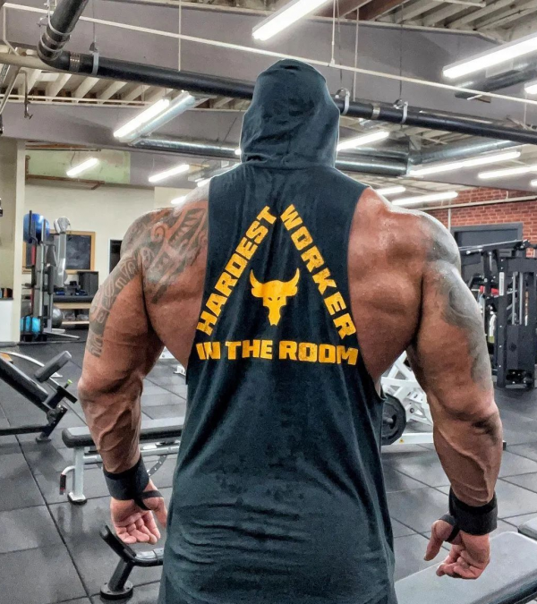 49歲的“巨石”強森帶娃，展現完美背部