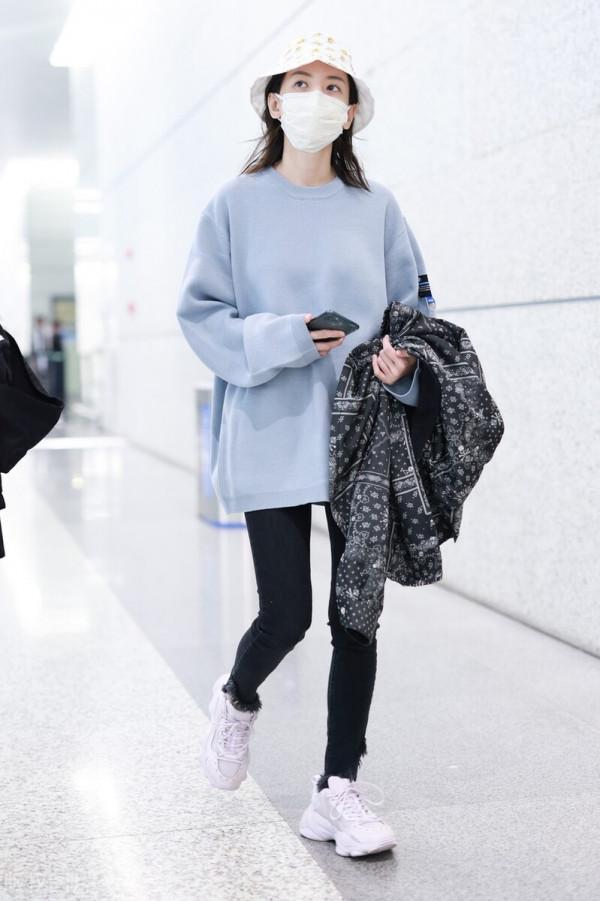 於文文穿灰色衛衣搭配黑色緊身褲,腳踩白色運動鞋隨性休閒 於文文穿灰色衛衣搭配黑色緊身褲,腳踩白色運動鞋隨性休閒