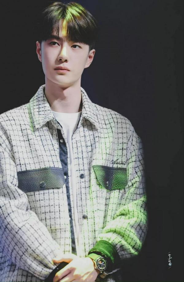 組圖：王一博見面會齊劉海造型乖巧 主持人現場安利《風起洛陽》