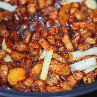 想吃五花肉怕膩怕胖。試試解饞不膩·農家竹筍乾椒香五花肉