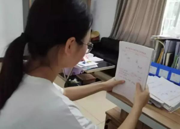 大學生不能亂籤“三方協議”,否則容易失去應屆生身份,影響就業 大學生不能亂籤“三方協議”,否則容易失去應屆生身份,影響就業