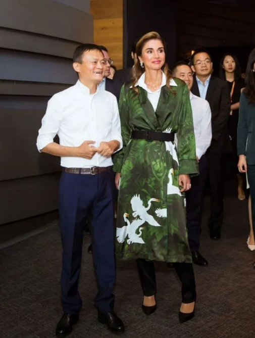 西班牙王后愛穿中國風,摩納哥王妃是旗袍控,泰國前總理愛穿唐裝 西班牙王后愛穿中國風,摩納哥王妃是旗袍控,泰國前總理愛穿唐裝