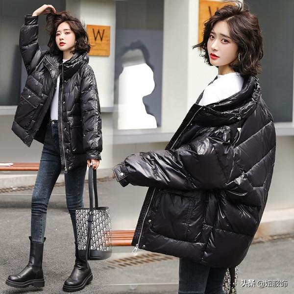 看看這幾款短款立領白鴨絨羽絨服，搭配短褲+長筒靴，高階又時髦